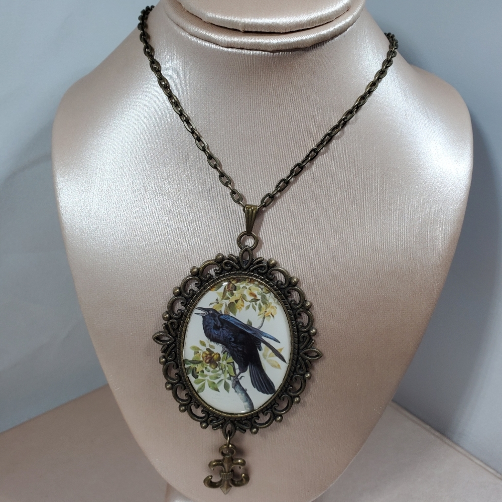 Nwot bird cameo pendant necklace